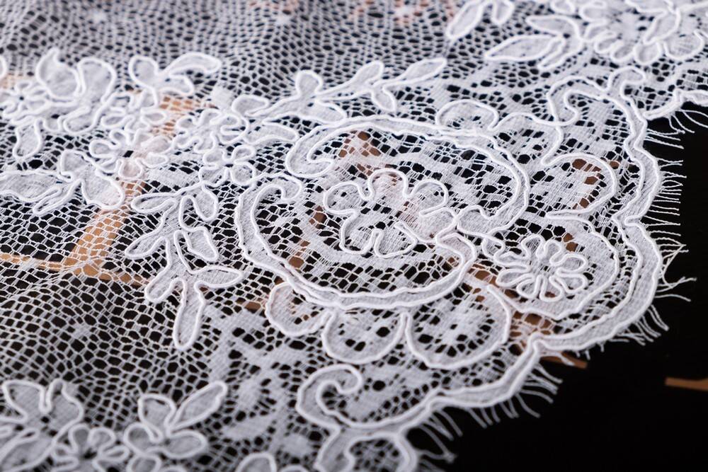 chantilly lace trim close-up 034560